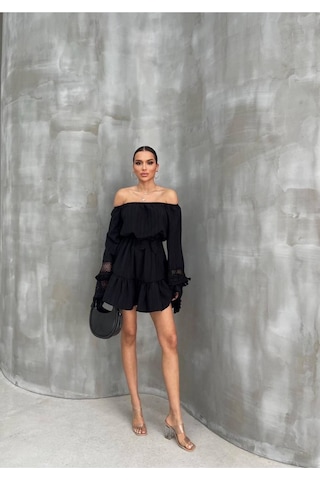 Fashion Cocktail Ekstra Uzun Kollu Çift Kat Dantel Işleme Madonna Yaka Düşük Omuz Kemerli Doğal Bohem Yazlık Elbise Siyah