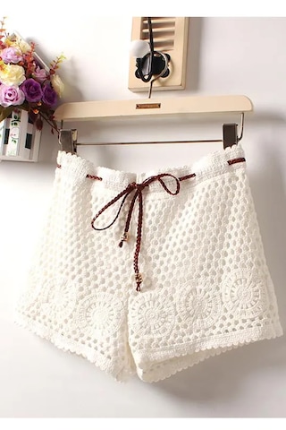 Fashion Cocktail Kahverengi Deri Kordonlu Bohem Tığ İşi Makrome Çiçek Motif Dokulu Etnik Tatil Plaj Sahil Dantel Beli Lastikli Bağlamalı Kadın Mini Şort beyaz