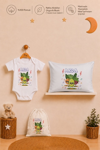 Pia Baby İsimli Erkek Bebek Hediye Seti %100 Pamuk Organik Baskılı Body Yastık Kılıfı Ve Ham Bez Bebek Kıyafet Kesesi 2010byk6x Ekru