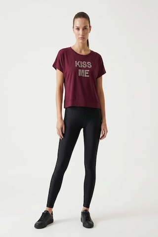 Giyim Dünyası Kadın Kiss Me Taş Baskılı Tshirt Bordo