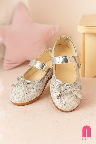Günlük Kız Çocuk Babet Cırt Bantlı Pul Ve Fiyonk Detaylı Hafif Rahat Ayakkabı 413 Gümüş