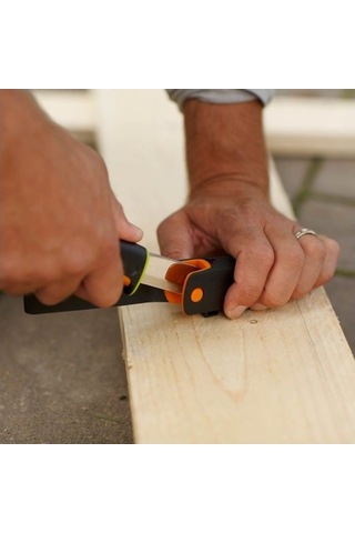 Fiskars 156018-1023619 Bileyicili Ağır Iş Bıçağı + 120740-1000601 Balta Ve Bıçak Bileyici