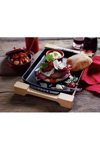Staub Specialities Ahşap Altlıklı Döküm Servis Tabağı, Siyah Diğer