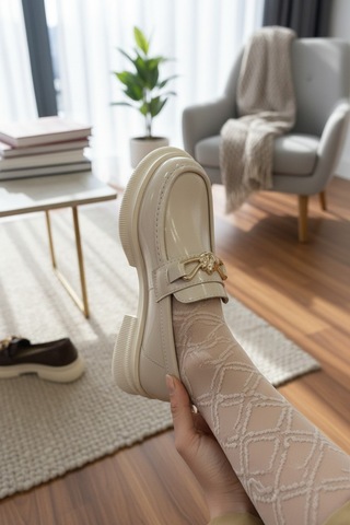 Enoch Kadın Füme Zincir Aksesuarlı Rugan Dokulu Comfort Taban Loafer Ten