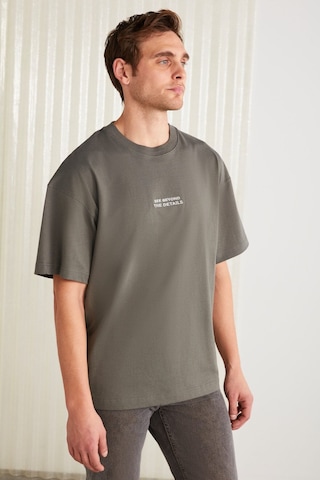Grimelange Vıto Erkek %100 Organik Pamuklu Nakış Yazı Detaylı Oversize Bol Kesim Kısa Kollu Gri T-shirt