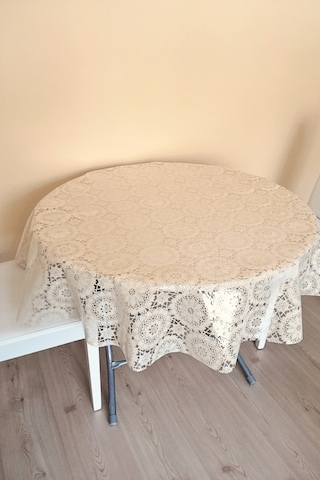 Üstü Şeffaf Muşamba Kaplama Dantel Görünüm Yuvarlak Masa Örtüsü -137 Cm Çap -krem Renk-çiçek