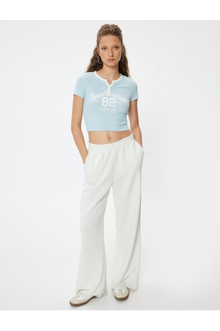 Koton Crop Tişört V Yaka Düğmeli Kolej Baskılı Kısa Kollu Slim Fit Mavi 4sal11124ık Mavi