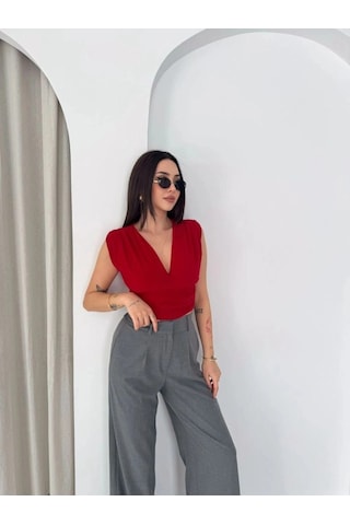 Freedom Storee Kadın Vatkalı Kolsuz V Yaka Drapeli Crop Bluz Likralı Fit - Kırmızı Çok Renkli
