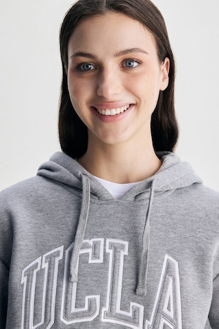 Ucla Rıley Gri Kapüşonlu Nakışlı Standard Fit Kadın Sweatshirt Gri