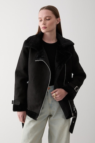 Siyah İçi Kürklü Mont Siyah