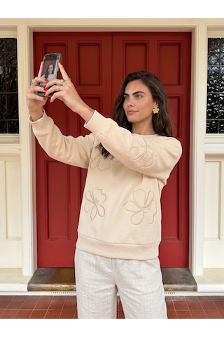 Onloox Kadın Bej Bej Pamuklu Üç İplik Şardonlu Bisiklet Yaka Düşük Omuz Çiçek Eva Nakış Detaylı Sweatshirt