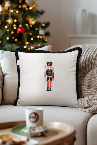 Charm Kurşun Asker İşlemeli Kenarı Siyah Püsküllü Bej Kırlent 43x Bej