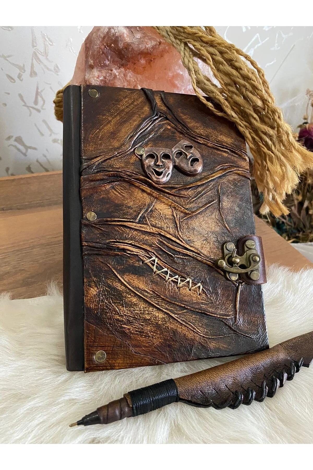 El Yapımı Tiyatro Temalı Hakiki Deri Şamua Kraft Kağıt Hediyelik Anı Günlük Defter Açık Kahverengi El Yapımı Tiyatro Temalı Hakiki Deri Şamua Kraft Kağıt Hediyelik Anı Günlük Defter Açık Kahverengi