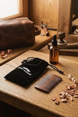 Sandal Ağacı Sakal & Bıyık Tarağı,%100 Doğal Sandal Ağacı, İki Farklı Diş Yapısıyla Gündelik Bakım Sağlar, Statik Elektriği Önler, Keseli Şık Ve Taşınabilir Sakal Tarağı