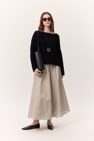 Nakış Detaylı Geniş Etek Taş Taş