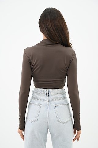 Koza Butik Kadın Dik Yaka Drapeli Kapaklı Crop Bluz 1655-24 001