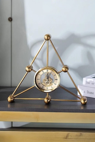 Chacha Home Luxury Üçgen Space Geometrik Sanat Masa Saati Lüks Dekoratif & Modern Hediyelik 35x30x5 Cm Gold