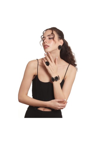 Kadın Gümüş Renk Lak Kaplama Çivili Model Siyah Mineli Küpe &yüzük &bileklik Set Siyah