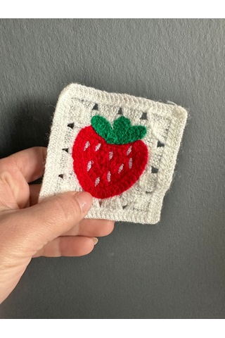 Triko Çilek Cep Arma Dikiş Aplike 9x9 Cm