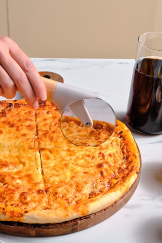 Karaca x Refika Gadgets Ahşap Saplı Pizza Dilimleyici