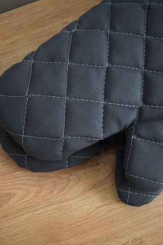 Antrasit Yanmaz Ve Isıya Dayanıklı 2 Fırın Eldiveni Ve 2 Tutacak