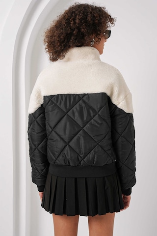 Gabria Pelüş Detaylı Kapitone Mont Siyah