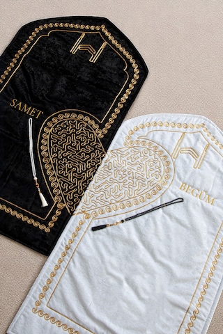 Kişiye Özel İsimli Eşli Çift Seccadesi Kadife Çeyizlik Kalpli Seccade Bohçalık Hediyelik Set Siyah - Beyaz