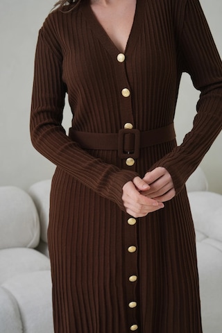 Kadın V Yaka Ful Düğme Kapama Kemer Detay Maksi Boy Fitilli Triko Elbise Kahve