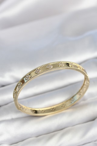 Gold Renk Pirinç Yonca Model Zirkon Taşlı Kadın Kelepçe Bileklik Çok renkli 31725674