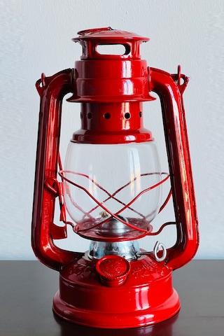 Kamp Lambası Kırmızı - Sönmeyen Gaz Lambası - Gemici Feneri 24 CM Çok Renkli