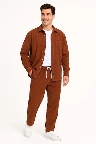 Erkek Kadife Oversize Takım - Gömlek Ve Pantolon İkili Set Füme Corduroy Şıklığı, Rahat Ve Zarif Duruş Yumuşak Dokulu Kadife Kumaş, Düğmeli Gömlek Üst Ve Lastikli Pantolon Alt Parça İle Gün Boyu Konfor- Kiremit Çok Renkli