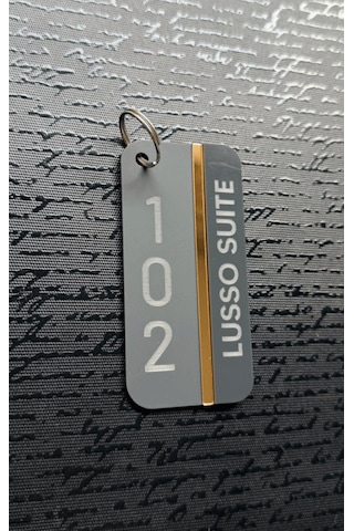 4'lü Otel Bungalov Apart Yurt Tesis İsimli Anahtarlık Antrasit & Gold Detaylı Pleksi Siyah