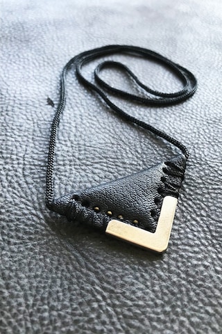 KAYI CEVŞEN DUALI ÜÇGEN KOLYE MUSKA HAKİKİ DERİ METAL KORUMALI 8758495757009