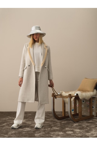 Xint Kırık Beyaz Doğal Yün Dokulu Oversize Kaban 290473