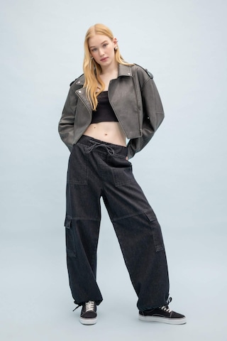 DeFacto Regular Kalıp Fermuarlı Eskitme Suni Deri Kısa Bomber Ceket B8663AX24SPAR153