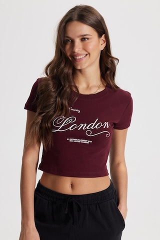 Tudors Kadın Slim Fit Dar Kesim %100 Pamuk Bisiklet Yaka Kısa Kollu Baskılı Bordo Crop Tişört-50533