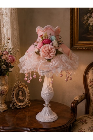 Pudra Pembe Kadife Çiçek Süslemeli Başlık Beyaz Metal Ayaklı Klasik Prenses Model Abajur 50x30cm