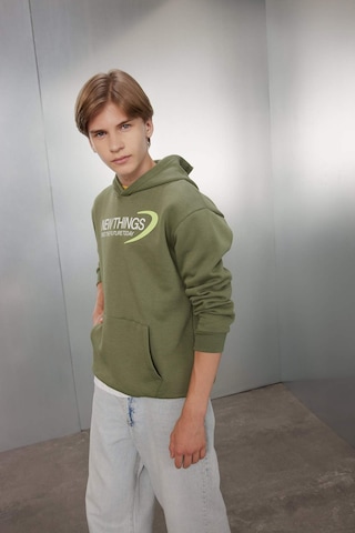 DeFacto Erkek Çocuk Haki Sırt Baskılı Kapüşonlu Cepli Sweatshirt C9789A824AUKH450
