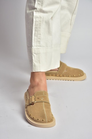 Fox Shoes Y918143802 Bej Süet Önü Kapalı Zımba Detaylı Sabo Terlik