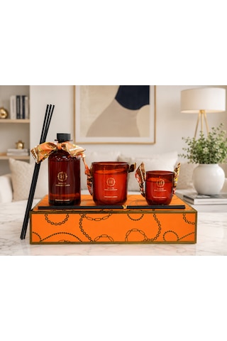 Haute Collection Amber Lüks Oda Kokusu Ve 2 Li Mum Seti Dekoratif Kokulu Mum & Çubuklu Oda Parfümü Hediyelik Set