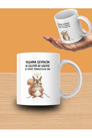 "yaşama Sevincim Bi Geliyiii Bi Gidiyiii Bi Yerde Temassızlık Var" Yazılı Şaşkın Sincap Tasarımlı Kupa