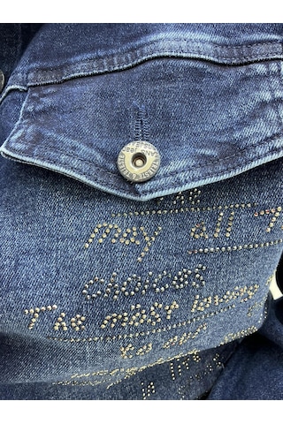 Trieste Büyük Beden Taş İşlemeli Yazı Detaylı Büyük Beden Taş İşlemeli Yazı Detaylı Düğmeli Cepli Yıkamalı Denim Kadın Ceket Lacivert