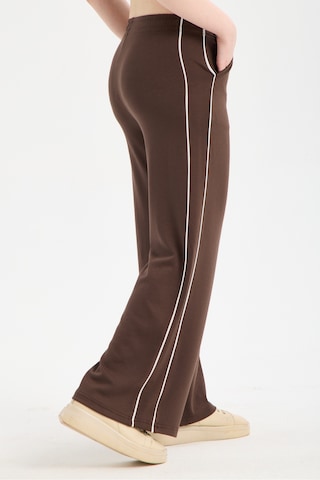 Gugus Kadın Trend Bol Paça Modal Kumaş Eşofman Altı Çift Cepli Wide Leg Yanları Beyaz Şeritli Kahverengi