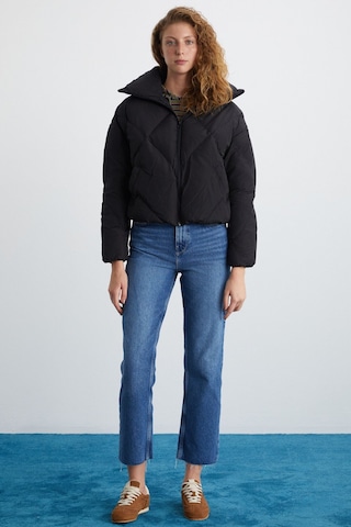 Manon Kadın Dik Yaka Kapitone Desenli Orta Kalınlıkta Rüzgar Geçirmez Şişme Dış Giyim Siyah Mont