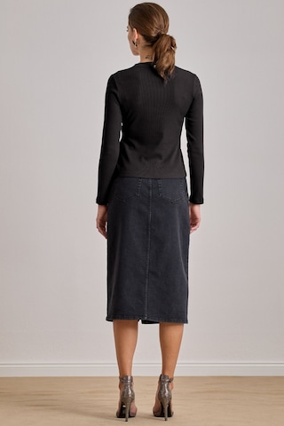 Dar Kesim Siyah Kaşkorse Bluz Siyah