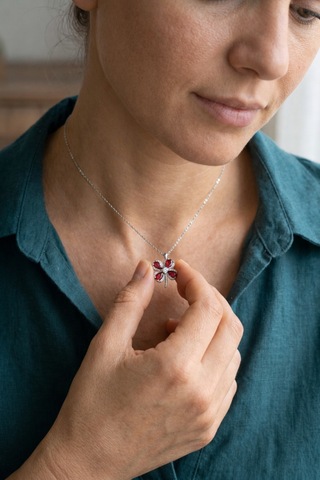 Çekirdekjewelry 925 Ayar Gümüş Kırmızı Taşlı Yonca Kolye Zirkon Taşlı Şık Kadın Kolye Gümüş