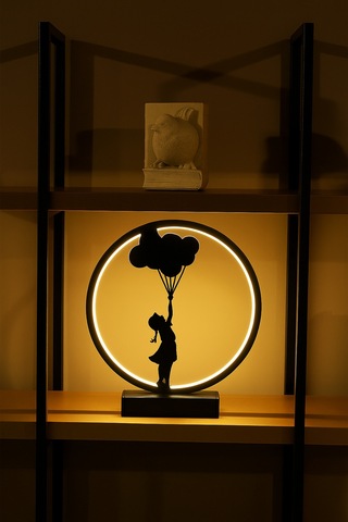Balonla Uçan Kız Figürlü Kablolu Led Masa Lambası Sanatsal Dekoratif Gece Işığı Balonkız