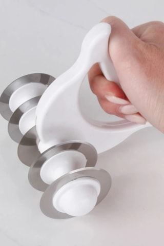 Rotanev 5 Çelik Bıçaklı Tutma Kollu Mantımatik Mantı Kesici Merdane Pratik Mantı Kesme Aparatı Beyaz - Siyah