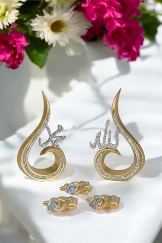 Allah C.c. Hz. Muhammed S.a.v Lafzı Ve Dekoratif Polyester Çiçekler Masa Süsü Biblo - Altın