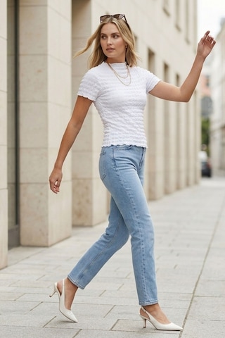 Kadın Beyaz Büzgülü Dokulu Bluz Slim Fit Kısa Kol Yüksek Yaka Esnek Modern Şık Üst Bluz